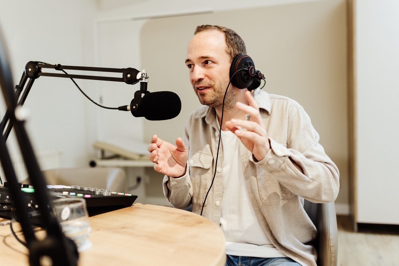 Mario D. Richardt bei einer Podcast-Aufnahme am Mikrofon